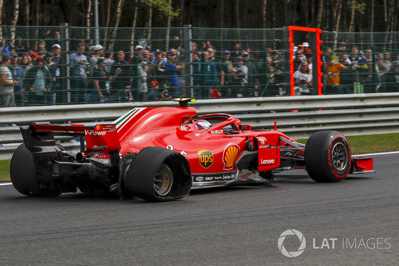 Kimi Raikkonen, Ferrari SF71H z przebitą tylną oponą na pierwszym okrążeniu