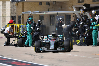 Lewis Hamilton, Mercedes-AMG F1 W09, pit stop