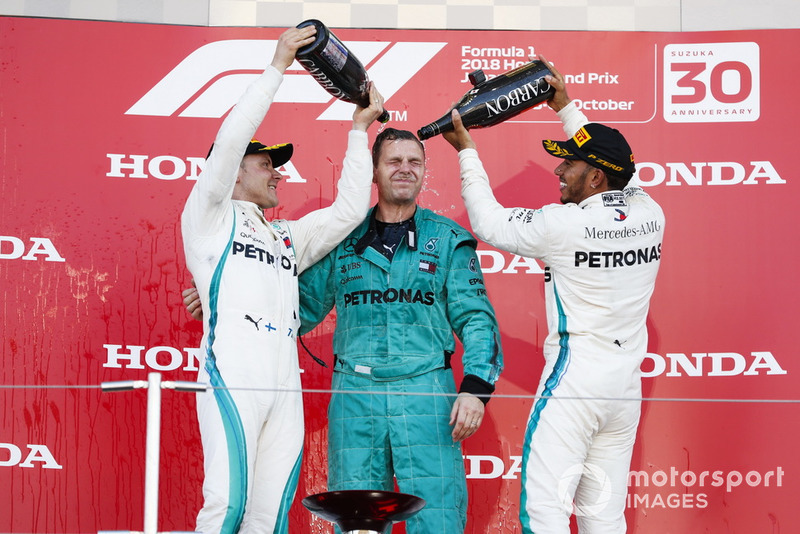 Le vainqueur Lewis Hamilton, Mercedes AMG F1, et le second Valtteri Bottas, Mercedes AMG F1, avec le champagne sur le podium