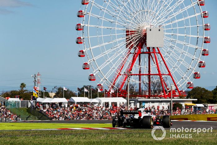 Kevin Magnussen, Haas F1 Team VF-18, estalló el neumático después de conectar con Charles Leclerc, Sauber C37