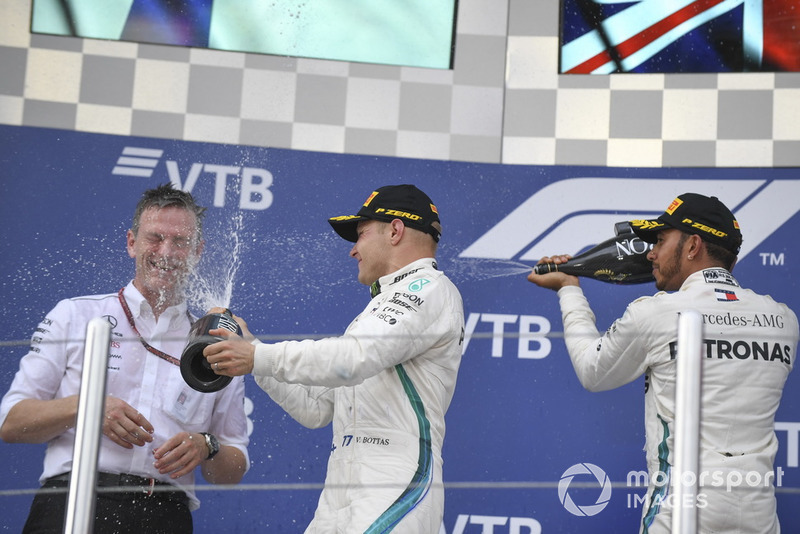 Podio: James Allison, Director Técnico de Mercedes AMG F1, Valtteri Bottas, Mercedes AMG F1 y Lewis Hamilton, Mercedes AMG F1 celebran con el champáña