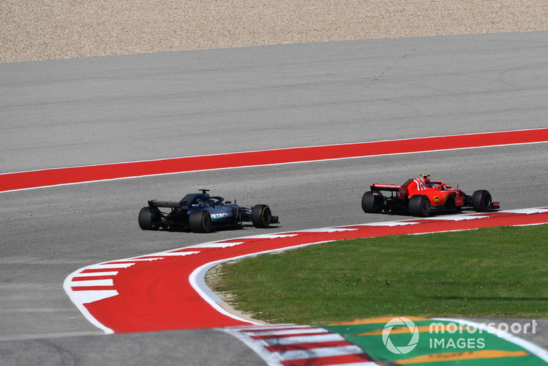 Kimi Raikkonen, Ferrari SF71H y Lewis Hamilton, Mercedes AMG F1 W09 EQ Power+