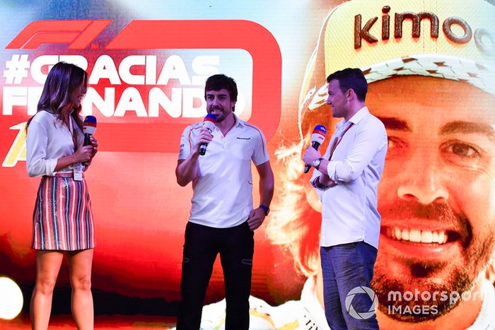 Federica Masolin, presentadora de Sky Italia y Will Buxton, de Presentadora de TV en el escenario como Fernando Alonso, McLaren se despide de los fanáticos