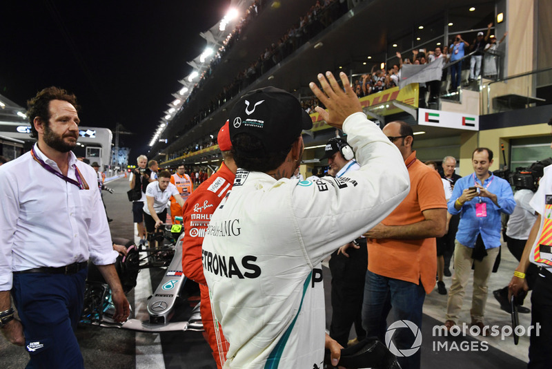 Lewis Hamilton, Mercedes AMG F1 y Sebastian Vettel, Ferrari en Parc Ferme