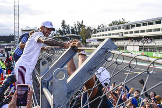 Lewis Hamilton, Mercedes AMG F1 festeggia con i tifosi
