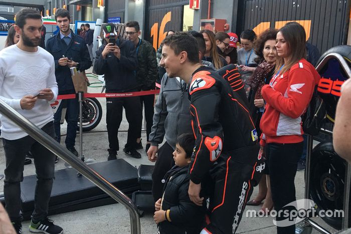 Jorge Lorenzo, con los fans este miércoles en Cheste tras bajarse de la Honda
