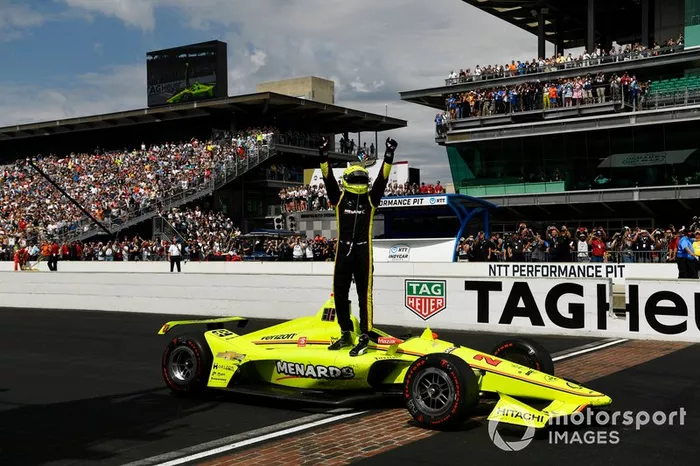Simon Pagenaud, Team Penske Chevrolet celebra la victoria 