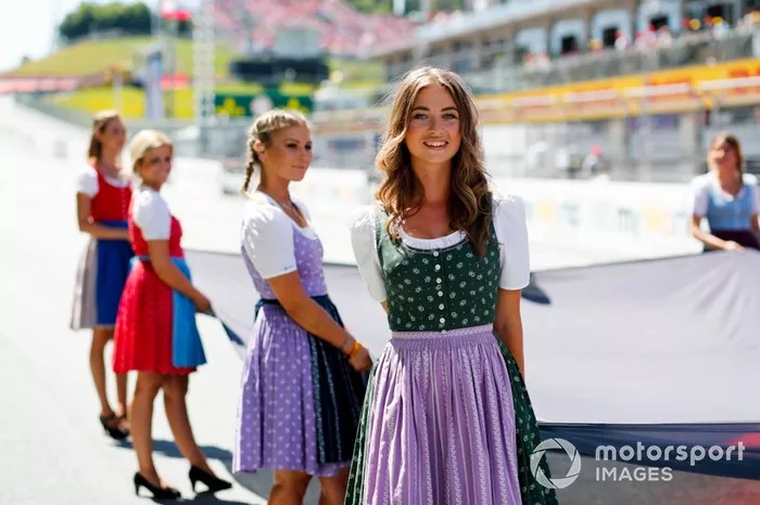 Modelos con atuendo tradicional en la parrilla