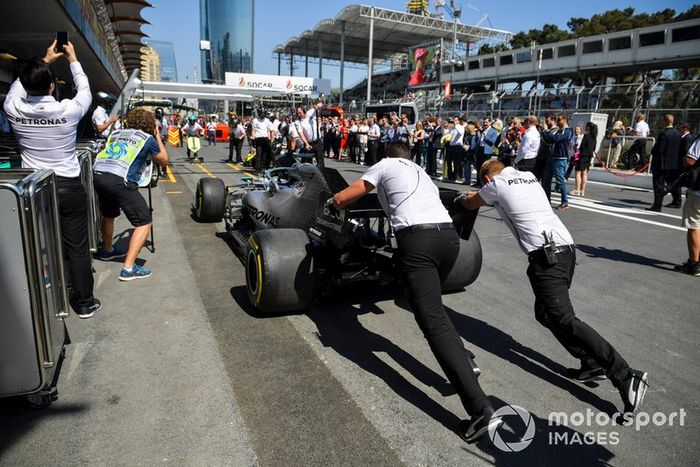 Mercedes mecánicos en el coche de Lewis Hamilton, Mercedes AMG F1 W10