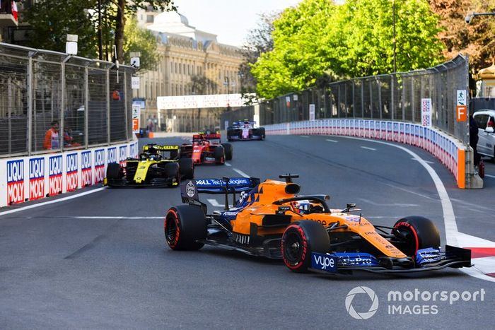 Carlos Sainz Jr., McLaren MCL34, Daniel Ricciardo, Renault R.S.19, y Charles Leclerc, Ferrari SF90