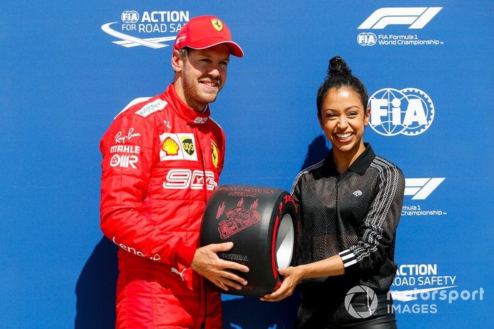 Sebastian Vettel, de la actriz Liza Koshy, recibe el premio Pirelli Pole Position Award