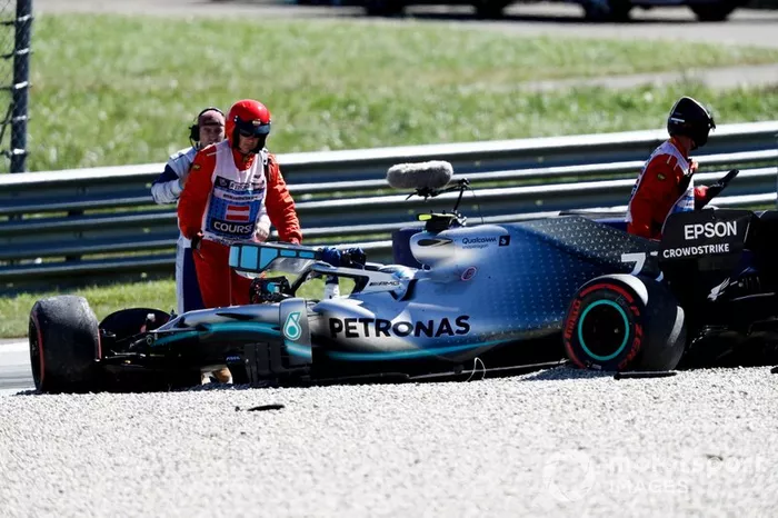 Marshals coming to the crash of Valtteri Bottas, Mercedes AMG W10 