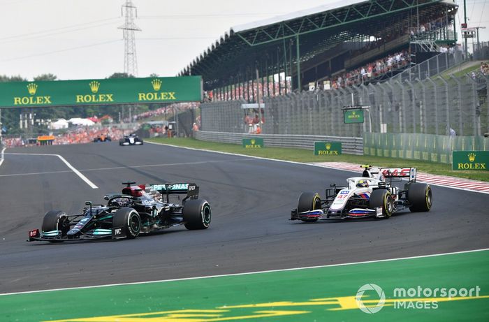 Lewis Hamilton, Mercedes W12, adelanta a Mick Schumacher, Haas VF-21