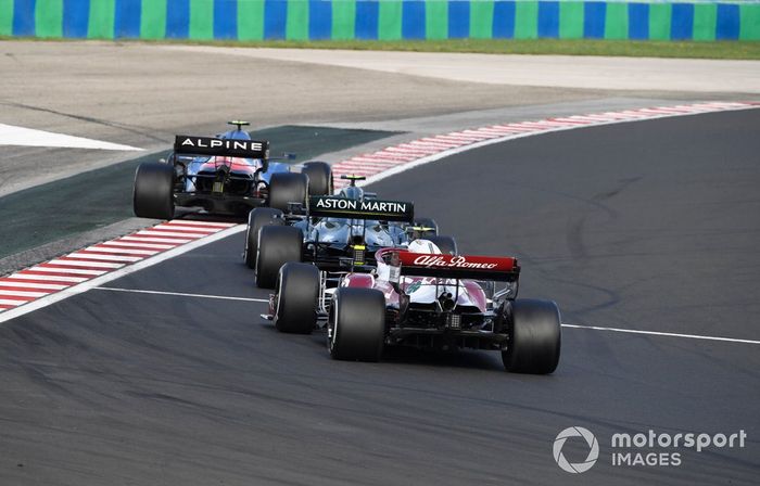 Esteban Ocon, Alpine A521, Sebastian Vettel, Aston Martin AMR21, y Antonio Giovinazzi, Alfa Romeo Racing C41.