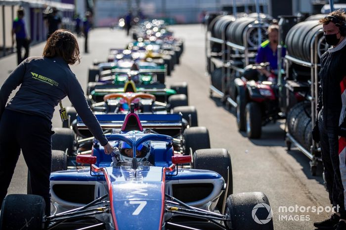 Emma Kimilainen, Catherine Bond Muir, Directora General, Serie W 