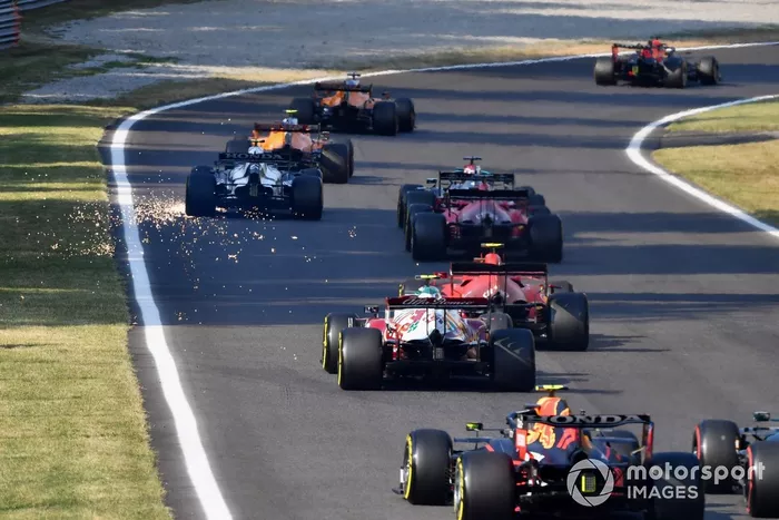 Chispas salen del coche de Pierre Gasly, AlphaTauri AT02 después de sufrir daños en la primera vuelta