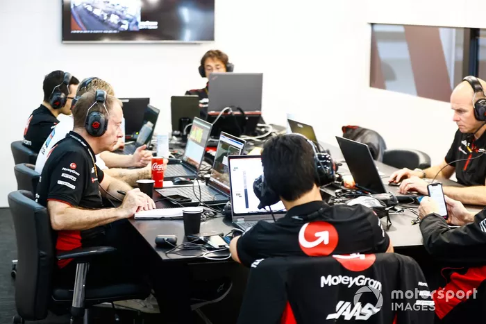 Ingenieros trabajando en el garaje de Haas F1