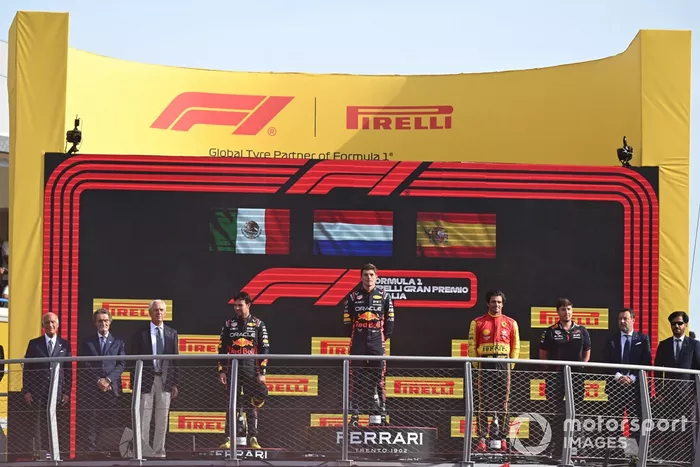 Sergio Pérez, Red Bull Racing, 2ª posición, Max Verstappen, Red Bull Racing, 1ª posición, Carlos Sainz, Scuderia Ferrari, 3ª posición, en el podio.