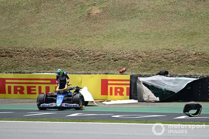 Esteban Ocon, Alpine F1 Team, sale de su coche dañado tras el contacto con Fernando Alonso, Aston Martin AMR23, en el Shootout 1