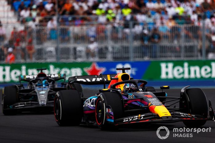 Max Verstappen, Red Bull Racing RB19, George Russell, Mercedes F1 W14