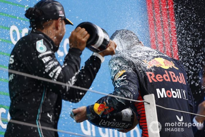 Lewis Hamilton, Mercedes-AMG, 3ª posición, Max Verstappen, Red Bull Racing, 1ª posición, rocía Champán en el podio.