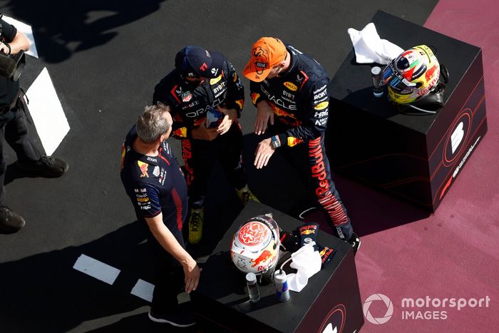 Sergio Pérez, Red Bull Racing, 3ª posición, Max Verstappen, Red Bull Racing, 1ª posición, charla en Parc Ferme