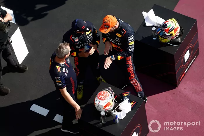 Sergio Pérez, Red Bull Racing, 3ª posición, Max Verstappen, Red Bull Racing, 1ª posición, charla en Parc Ferme