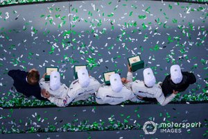 #24 BMW Team RLL BMW M8 GTE: Jesse Krohn, John Edwards, Augusto Farfus, Chaz Mostert celebran