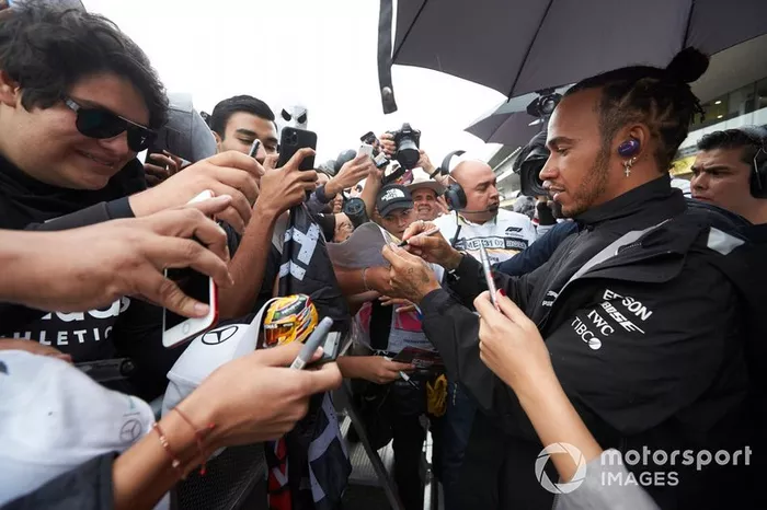 Lewis Hamilton, Mercedes AMG F1 firma un autógrafo para un aficionado 