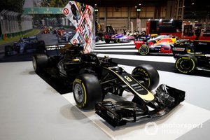 Un VF-19 de Haas en el stand de F1 Racing
