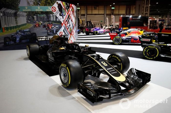 Un VF-19 de Haas en el stand de F1 Racing