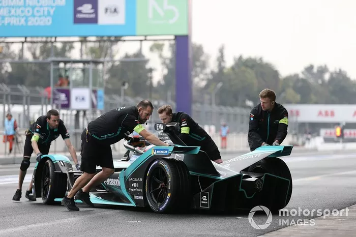 I meccanici spingono Mitch Evans, Jaguar Racing, Jaguar I-Type 4 dentro al garage