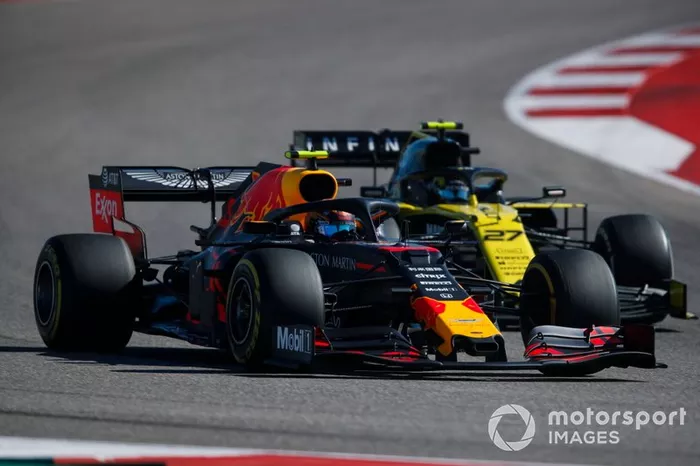 Alex Albon, Red Bull Racing RB15, al frente de Nico Hulkenberg, Renault F1 Team R.S. 19