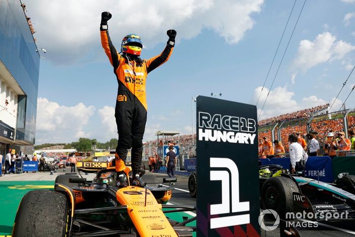 Oscar Piastri, McLaren F1 Team, 1ª posición, celebra su llegada al Parc Ferme