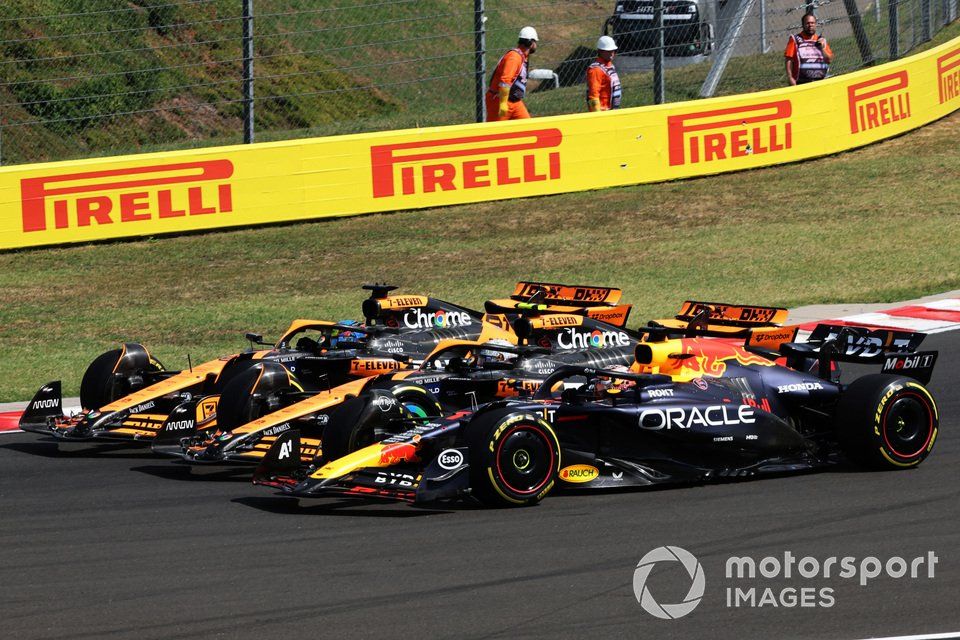 Max Verstappen, Red Bull Racing RB20, Lando Norris, McLaren MCL38, Oscar Piastri, McLaren MCL38, jadą trzy szerokości do pierwszego zakrętu.