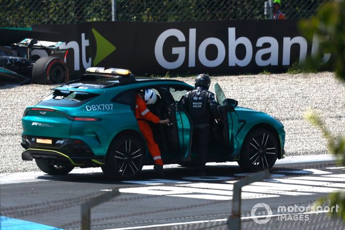 El coche médico en el lugar de un accidente en FP1 para Andrea Kimi Antonelli, Mercedes F1 W15