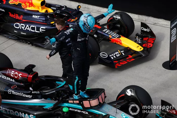 El hombre de la pole, George Russell, del equipo Mercedes-AMG F1, lo celebra en el Parc Ferme 