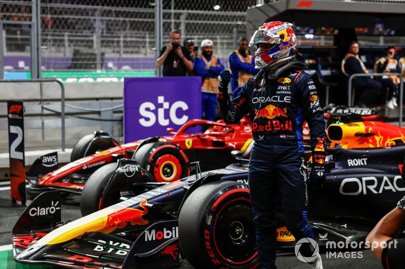 Max Verstappen, Red Bull Racing, célèbre la pole position au Parc Ferme 