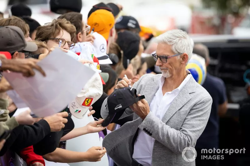Damon Hill, signe des autographes pour les fans 