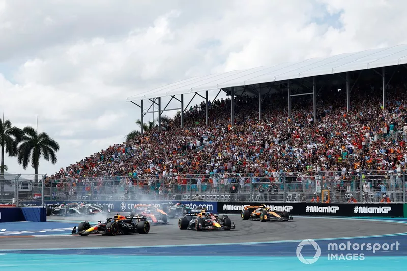 Départ de la course - Max Verstappen, Red Bull Racing RB20 le champ loin, comme Sergio Perez, Red Bull Racing RB20 presque s'écraser sur lui.