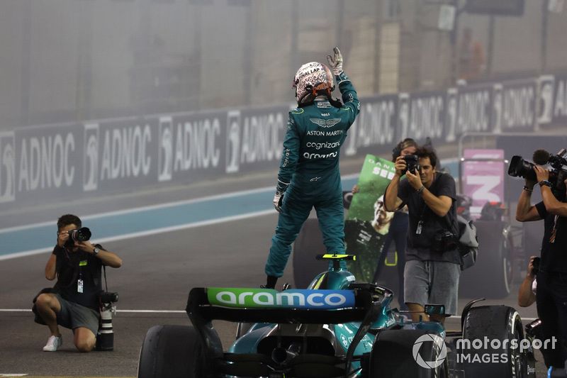 Sebastian Vettel, Aston Martin, saluda a los aficionados desde la parrilla tras el final de su última carrera en la F1