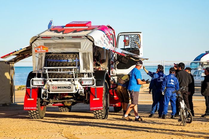 #519 Hino Team Sugawara: Teruhito Sugawara, Hirokazu Somemiya, Yuji Mochizuki