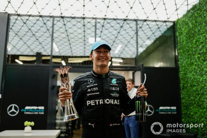 George Russell, Mercedes-AMG, con su trofeo de tercer lugar tras la sanción a Fernando Alonso