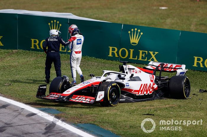 Kevin Magnussen, del equipo Haas F1 Team, es revisado por el equipo médico tras su caída