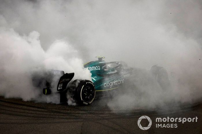 Sebastian Vettel, Aston Martin AMR22, celebra el décimo puesto en su última carrera haciendo donuts