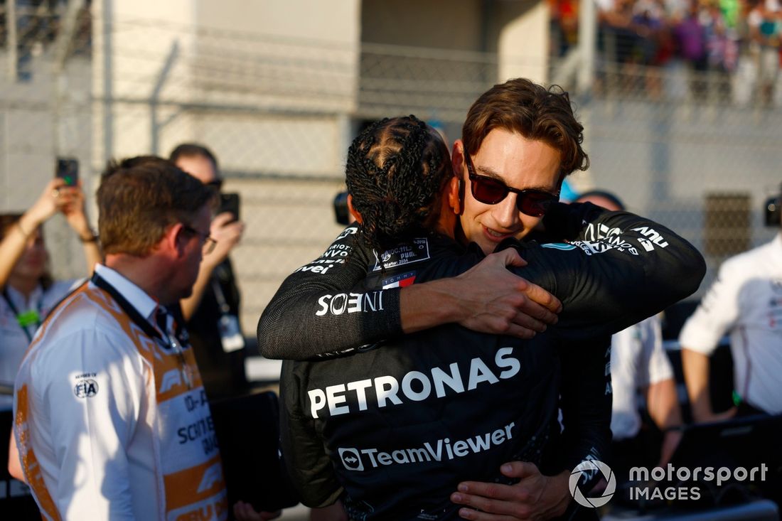 Lewis Hamilton, Mercedes-AMG F1 Team, George Russell, Mercedes-AMG F1 Team, en la parrilla de salida