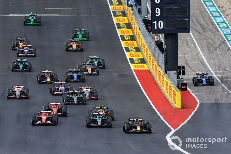 マックス・フェルスタッペン（レッドブル・レーシングRB20）、ジョージ・ラッセル（メルセデスF1 W15）、シャルル・ルクレール（フェラーリSF-24）、ランド・ノリス（マクラーレンMCL38）、カルロス・サインツ（フェラーリSF-24）、ケビン・マグヌッセン（ハースVF-24）、スプリントレースがスタートした時点の残りの選手たち