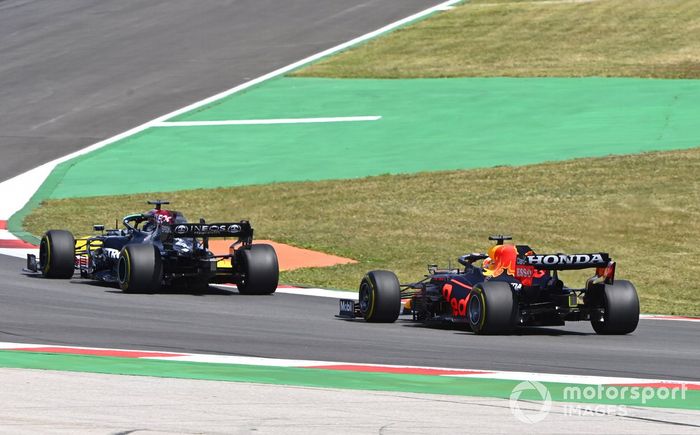 Lewis Hamilton, Mercedes W12, pasa a Max Verstappen, Red Bull Racing RB16B
