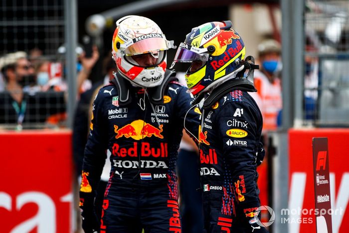 Ganador Max Verstappen, Red Bull Racing y el segundo lugar Sergio Pérez, Red Bull Racing celebran en Parc Ferme
