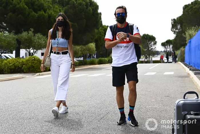 Fernando Alonso, Alpine F1, con su novia, Linda Morselli